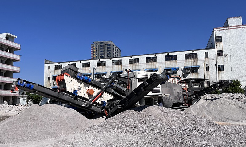 Crawler type mobile crushing plant